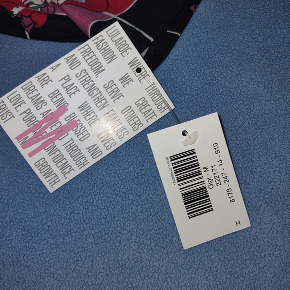 LuLaRoe Gigi Ladies Top Christmas Santas Size M, NWT - Picture 4 of 6